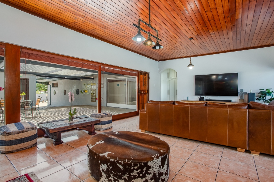 5 Bedroom Property for Sale in Uitsig Western Cape
